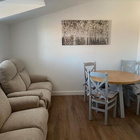 2 Bedroom Central Apartment Leek Extérieur photo