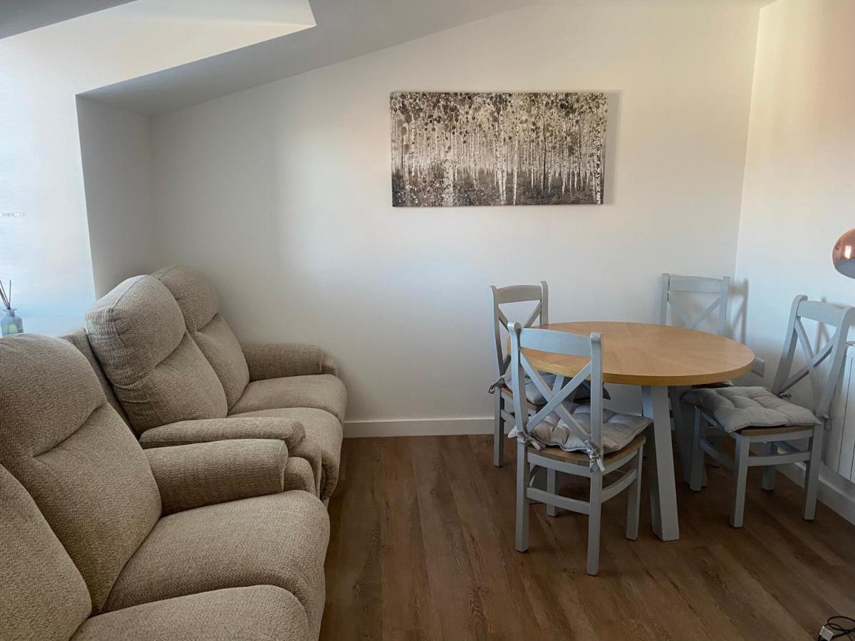 2 Bedroom Central Apartment Leek Extérieur photo